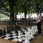 Paris, Au Bord Du Canal Saint Martin
